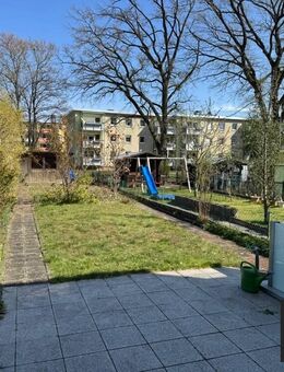 GROSSES REIHENMITTELHAUS IN EIBACH UND GARAGE UND GROSSER GARTEN - Nürnberg