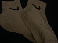 getragene Nike Socken, 22, Blond, Sportlich - Berlin