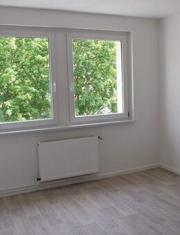 Modernes Zuhause im Grünen: Renovierte Erdgeschosswohnung mit Fensterbad und Badewanne - Stadtilm