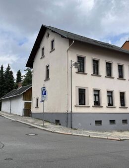 Mehrfamilienhaus mit Nebengebäude, 3 Garagen, 2 Stellplätzen und Garten - Stollberg (Erzgebirge)