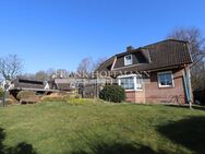Junges Einfamilienhaus mit Carport und Teich in Hamburg-Sasel - Hamburg