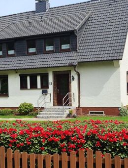 Sehr gepflegtes Zweifamilienhaus mit liebevoll angelegtem Garten zu verkaufen - Rotenburg (Wümme)