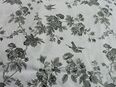 Reststück, 0,5m Baumwollstoff, Vögel und Blumen, Grau-Weiß in 79108