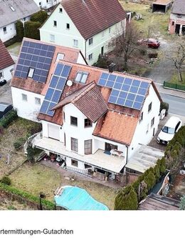 Wohnhaus mit großem Nebengebäude zur vielseitigen Nutzung und Garagen mit schönem Garten und Pool - Weisendorf