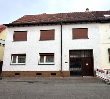 Solides Mehrfamilien Haus mit großem Grundstück