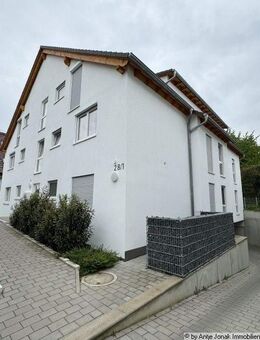 Großzügige 3,5 Zimmer-DG-Wohnung mit sonnigem Balkon in ruhiger Lage von Köngen - Köngen