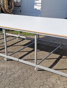 Industrie- und Arbeitstisch auf Rollen, 4000 x 2000 mm, Sonderpreis 750 Euro, Gültig bis 30.07.2025 - Köln