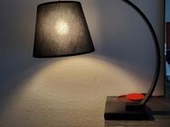 Tischlampe mit Marmorstand und rotem Kabel - Hamburg