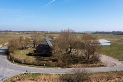 Einmaliges Angebot: Neuwertiges EFH mit FeWo und Halle in Alleinlage nahe Husum/Nordsee