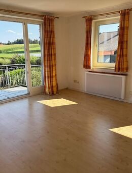 Markt Schöllnach: Großzügiges Wohnhaus m. 2 Garagen, Solar u. herrlichem Garten - naturnahe Wohnlage - Schöllnach