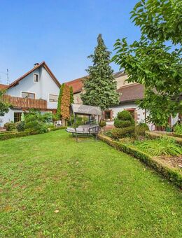 CHARMANTES ZWEIFAMILIENHAUS MIT EIGENER GARTEN-OASE - Neubrunn (Bayern)