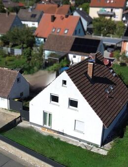 Gepflegtes Zweifamilienhaus in sehr guter Lage von Kist mit Garten, Garage und Stellplätzen - Kist