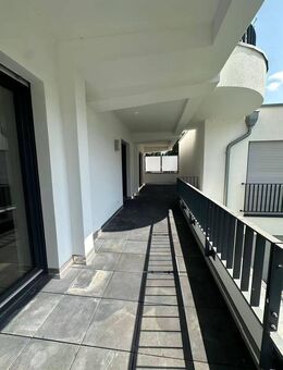 Neu sanierte 5-Zimmer-Wohnung mit XXL-Balkon im Herzen von Düsseldorf - Düsseldorf
