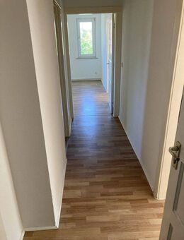 Kernsanierte 3-Zimmer-Wohnung samt Küche, Keller und Stellplatz in Burscheid - Burscheid