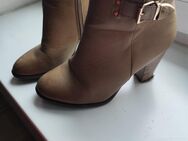 High Heel Stiefel stark benutzt zur Versteigerung - München