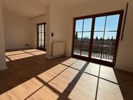 Frisch renovierte 2-Zimmer-Wohnung mit großer Dachterrasse / Garten / Stellplatz - Rödental