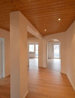 Modernisierte 2,5-Zimmerwohnung mit Südbalkon, Garage und Einbauküche - Rosenheim