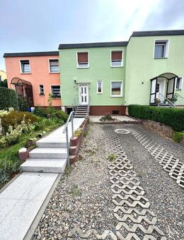 Reihenmittelhaus mit 26 m² großer Terrasse & großzügigen Garten in Frießnitz bei Weida – viel Potenzial auf 599 m² Grundstück - Harth-Pöllnitz