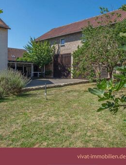 Zwischen Ortskern und Feldrand: Generationen- oder Familienhaus mit großer Scheune. - Ober-Mörlen