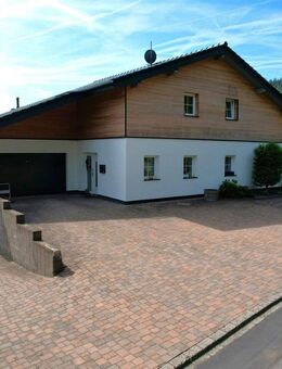 Wunderschön gelegenes, geräumiges Landhaus mit Terrasse, Balkon, Einliegerwohnung, Garage und einmaligem Ausblick in Gerolstein-Müllenborn - Gerolstein