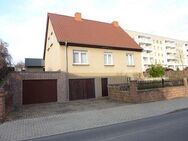 - Freistehendes, unterkellertes Einfamilienhaus mit Garagen in guter Wohnlage - - Weißenfels