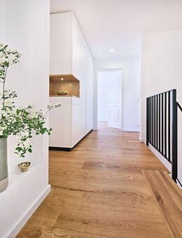 Moderne extravagante Wohnung auf zwei Ebenen mit Atriumgarten - München