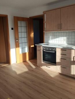 Frisch renoviert! 2,5-Zi-Wohnung mit Loggia, Außenstellplatz, Keller und Speicherabteil zu vermieten - Hausham