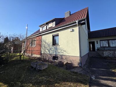 Charmante Doppelhaushälfte auf großem Grundstück