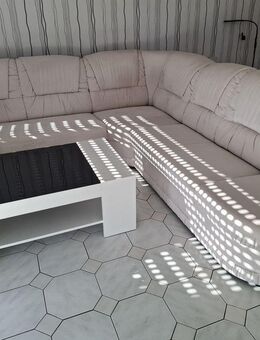 Sofagarnitur 3-teilig, hell, Kunstleder und weißer Tisch mit Glasplatte - Hürth