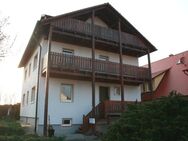 Sehr gepflegte 3-Zi.-Whg. im 1.OG mit Balkon, EBK, Stellplatz im Ortszentrum - Großenseebach