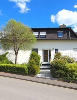 Ein- bis Zweifamilienhaus mit zwei Eingängen und Doppelgarage in Ortsrandlage von Fritzlar (Geismar) - Fritzlar