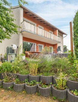 Attraktives Zweifamilienhaus in zentraler Lage mit großem Garten - Weisendorf
