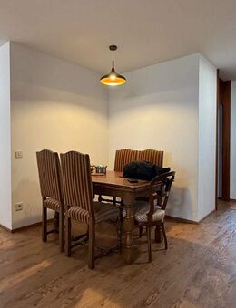 Gepflegte 3-Zi.-Wohnung mit 2 großen Balkonen, TG-Stellplatz & Aufzug in München-Solln - München