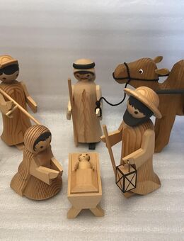 Erzgebirge Ulmik Krippenfiguren Heilige Familie, Treiber mit Kamel, 2 Figuren Bauerngruppe. - Meerbusch