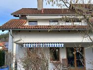 Für Kapitalanleger: Gepflegte Doppelhaushälfte mit 2 Wohneinheiten, Garage und schönem Außenbereich - Bad Boll