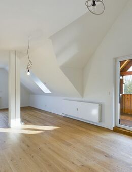 Kernsanierter Wohntraum in ruhiger Lage nähe Regensburg! Dachgeschoss mit schönem Balkon! - Lappersdorf