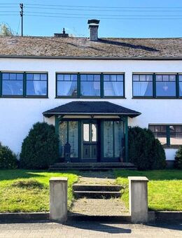 Großzügiges Einfamilienhaus mit hellen Räumen und besonderer Architektur - Alterkülz