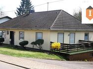 "Leben auf einer Ebene: Bungalow mit Einliegerwohnung und Traumgrundstück" - Wadern