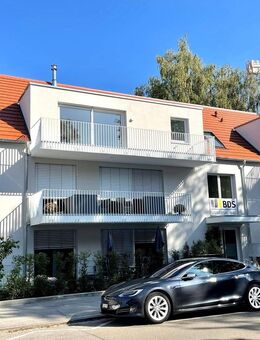 Exklusive Dachgeschosswohnung mit zwei großen Balkonen, Aufzug und Garage in Bestlage von Konstanz-Peterhausen - Konstanz