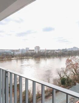 Sonnige Eleganz mit Balkon: Stilvolle Etagenwohnung mit Parkett, Einbauküche & Tiefgaragenplatz - Frankfurt (Main)