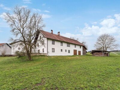 Solides Bauernhaus auf ca. 7.000 m² Grund mit Nebengebäuden in Mettenheim