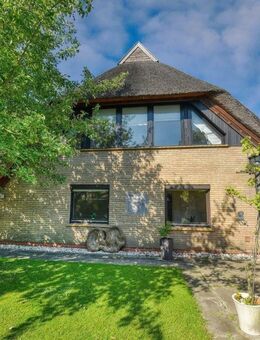 Schönes Reetdachhaus in ruhiger Lage auf ca. 1.085 m² großem Traumgrundstück mit Obstbäumen, ideal für Gartenliebhaber.... - Brake (Unterweser)