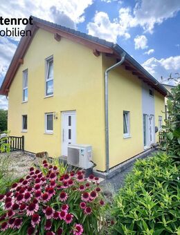 Moderner Wohntraum - Einfamilienhaus auf schönem Grund mit Terrasse, Garten und Doppelgarage - Burgwindheim