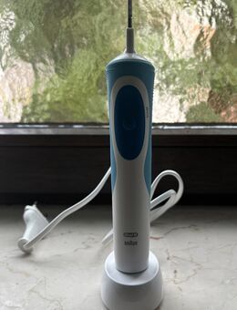 Elektrische Zahnbürste "Braun - Oral B" inkl. Ladestation - München