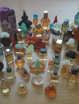 Parfum Miniaturen zur Dekoration - Wegberg