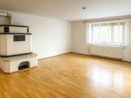 Sofort bezugsfrei! Einbauküche, Kamin, Einzelgarage und ein eigener Gartenanteil - Petersdorf (Bayern)