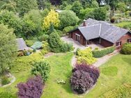 immo-schramm.de: Winkelbungalow als Holzhaus auf herrl. Grundstück - Holste