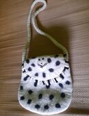 Schwarz-Weiße Filztasche zum Umhängen im Dalmatiner-Look in 90419
