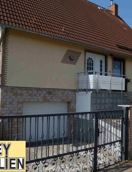 Freistehendes Wohnhaus mit Garagen, Nebengelass und gepflegten Grundstück in gefragter Lage - Sondershausen