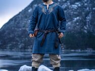 SALE! Wikinger Tunika mit Urnes-Stil Handstickerei Graublau Gr.XXL - Wuppertal